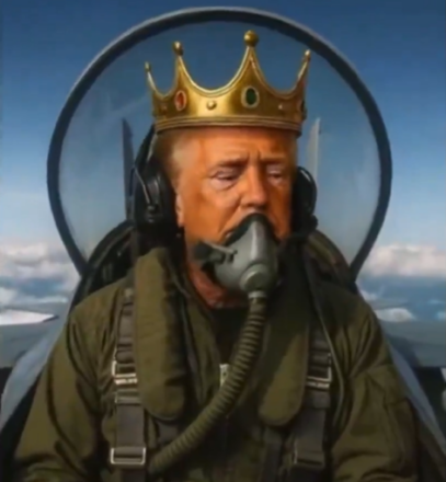 Video difundido por Trump en sus redes sociales, mostrandolo con una corona pilotando un caza. Vía Truth Social @realDonaldTrump