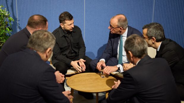 Volodomir Zelensky, presidente de Ucrania, junto al canciller aleman Friedrich Merz y su delegación
