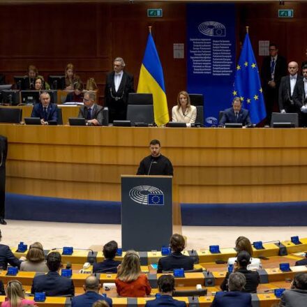 Zelensky compareciendo ante el pleno de la Unión Europea. Vía X@ukrainiansquad