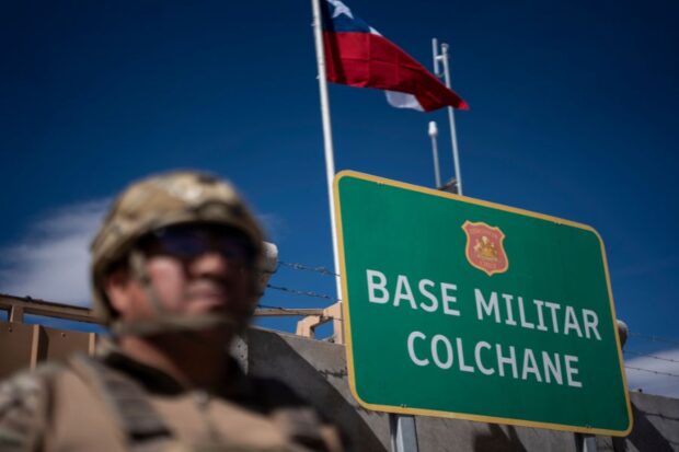 Funcionario de las Fuerzas Armadas en la base militar de Colchane.