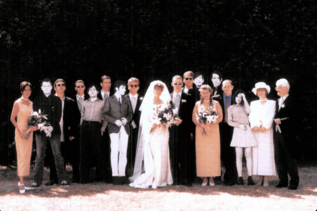 Fotografía de la portada de "Different Class".