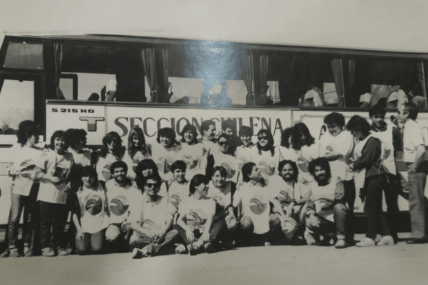 Parte de los voluntarios de Amnistía que fueron parte del concierto "Desde Chile... Un abrazo a la esperanza". Foto: Alex Guerra.