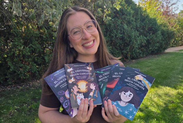 La astrónoma Teresa Paneque mostrando su saga de libros.