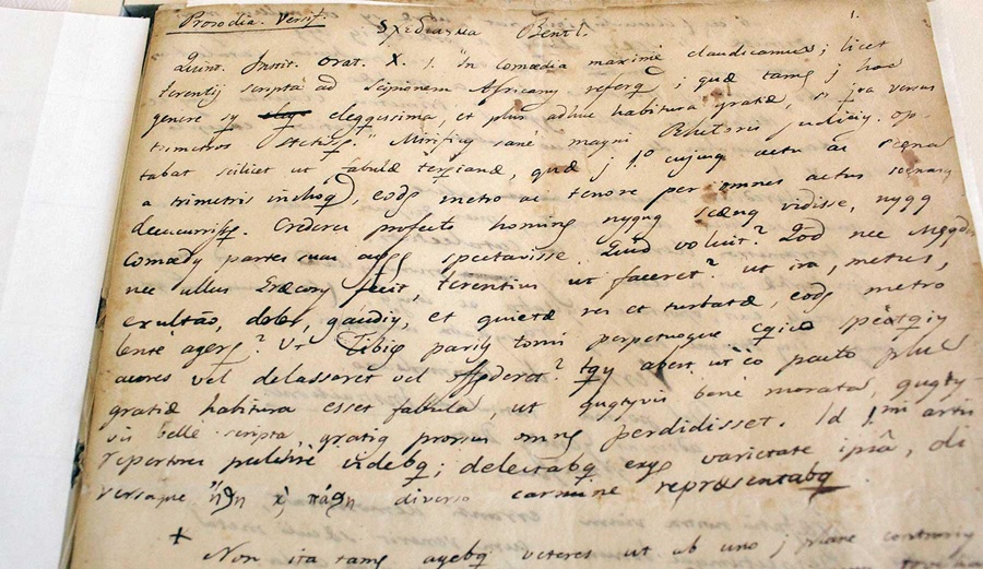 Dentro del vasto acervo que resguarda el Archivo Central Andrés Bello, uno de sus mayores tesoros patrimoniales corresponde a los "Cuadernos de Londres", un conjunto de apuntes manuscritos elaborados por el intelectual durante su prolongada estancia en Inglaterra, entre 1810 y 1829. Foto: Prensa UCHILE.