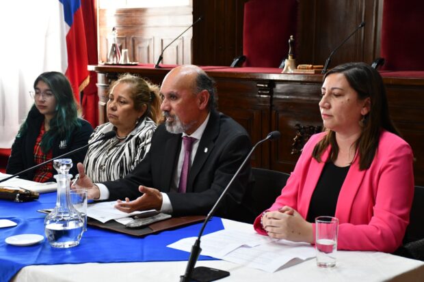 El ministro Sergio Troncoso durante su reunión con los familiares de las víctimas.