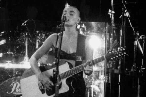 Sinead O'Connor durante el concierto "Desde Chile... Un abrazo a la esperanza". Foto: Amnistía Internacional.