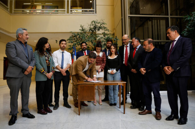 Parlamentarios oficialistas presentan acusación constitucional contra el juez Antonio Ulloa en la Cámara de Diputadas y Diputados.