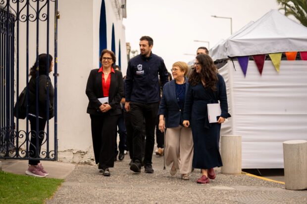 Autoridades llegan a Maipú para el relanzamiento de la campaña "Una Ley en Nombre de Todas". 