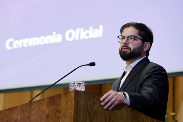 Presidente Gabriel Boric, habla desde un podio de madera.