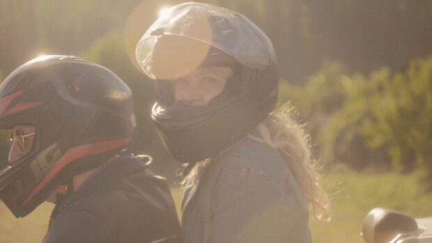 Pareja arriba de una moto.