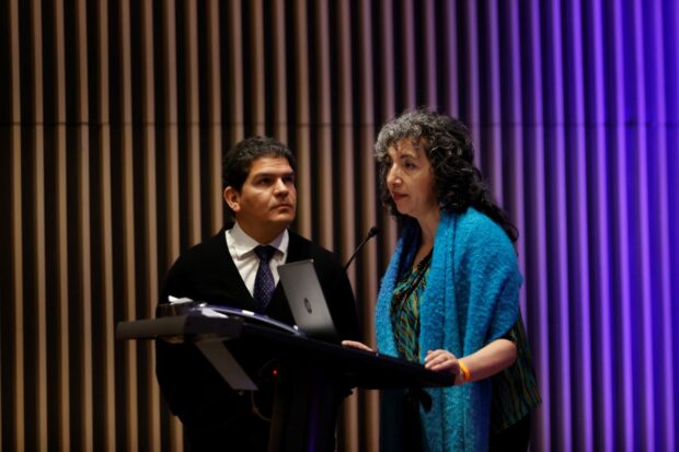 Cecilia Ibarra, investigadora del CR2 y profesora de la Facultad de Gobierno de la Universidad de Chile, junto a su compañero Mauricio Galleguillos. 