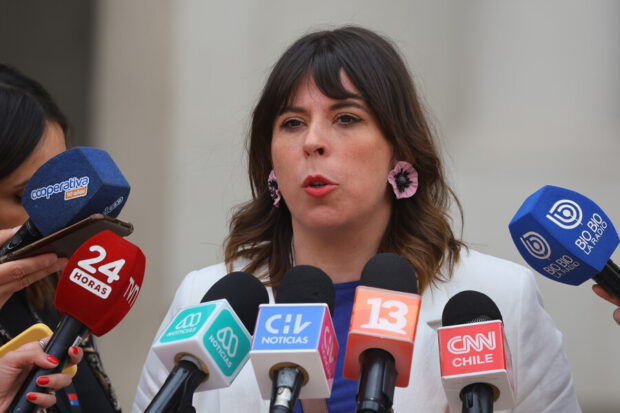 Punto de prensa de la presidenta del Frente Amplios, Constanza Martínez.