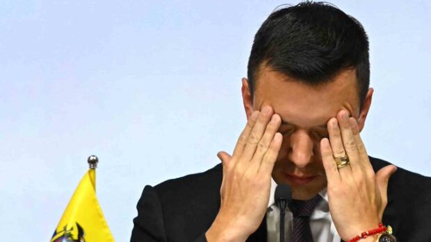 Daniel Noboa, presidente de Ecuador, durante un momento de estrés o reflexión. Vía X@MundoEConflicto 