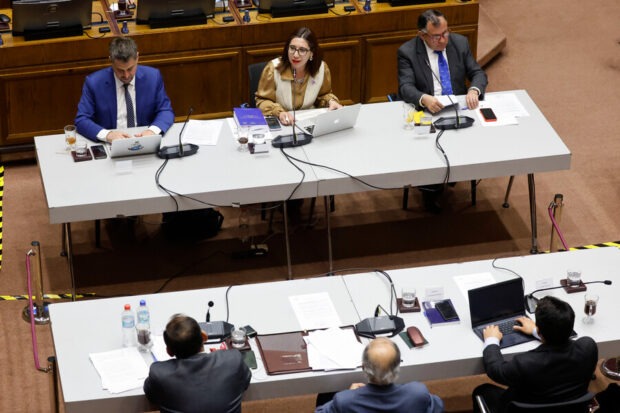 Los diputados Daniel Manouchehri (PS), Carolina Tello (FA) y Eric Aedo (DC) presentaron los argumentos a favor de aprobar la acusación constitucional contra el juez de la Corte de Apelaciones, Antonia Ulloa. Foto: Aton.