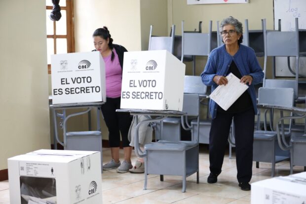 Ecuatorianos votando el día de ayer por el referendúm convocado por Daniel Noboa. Vía X@CNEVice