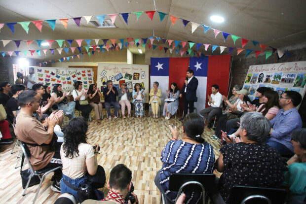 Candidata presidencial del pacto Unidad por Chile, Jeannette Jara, se reúne con dirigentes y vecinos de Cerro Navia. Foto: Aton.
