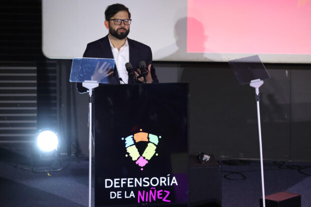 El Presidente de la Republica, Gabriel Boric Font, es fotografiado previo a la Cuenta Publica y entrega del Informe Anual de la Defensoria de la Ninez. Dragomir Yankovic/Aton Chile