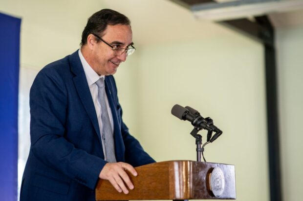 Gobernador de la Región de Magallanes y de la Antártica Chilena, Jorge Flies, en la firma del Plan Especial de Desarrollo de Zonas Extremas (PEZDE).