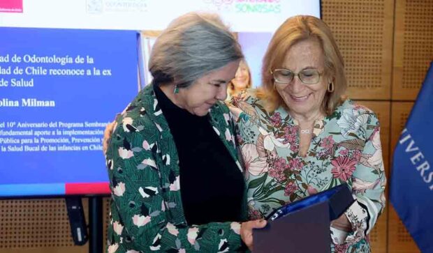 La exministra de Salud y diputado, Helia Molina, recibió un galardón por su aporte a Sembrando Sonrisas.