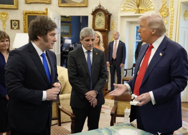 Javier Milei, presidente de Argentina, Luis Andrés Caputo, Ministro de Económia y Donald Trump presidente de los Estados Unidos en el despacho oval. Vía Archivo The White House, Estados Unidos