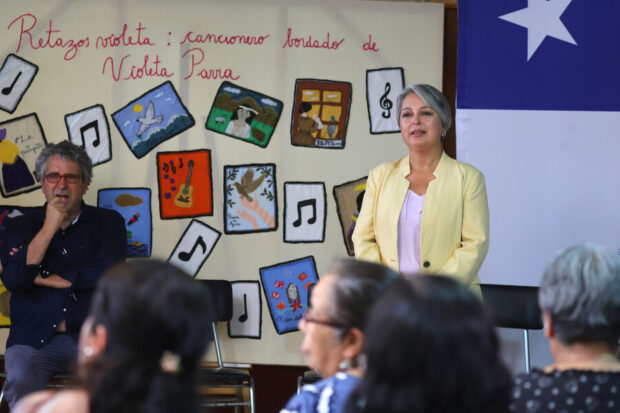 Candidata presidencial del pacto Unidad por Chile, Jeannette Jara, se reúne con dirigentes y vecinos de Cerro Navia. Foto: Aton.