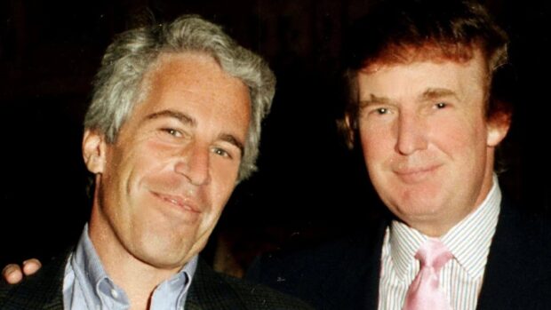 Jeffrey Epstein junto a Donald Trump, a finales de los 90'. Vía X@Clashreport