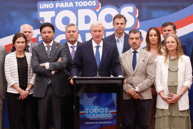 José Antonio Kast junto a miembros de su comando.