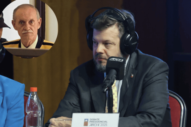 Fotografía en plano medio del político y candidato chileno, Johannes Kaiser, durante un evento de debate presidencial. A la izquierda, superpuesta en una burbuja circular, se ve una fotografía de Miguel Krassnoff.