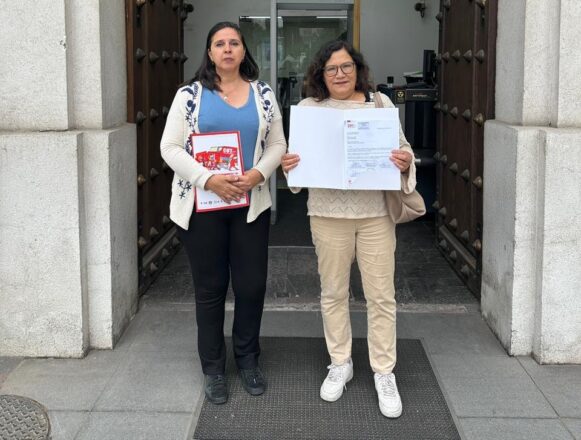 Laura San Martín, coordinadora de la mesa del sector público y Gabriela Farias, vicepresidenta de la CUT y Encargada del sector Público entregan pliego de negociaciones 2025. 