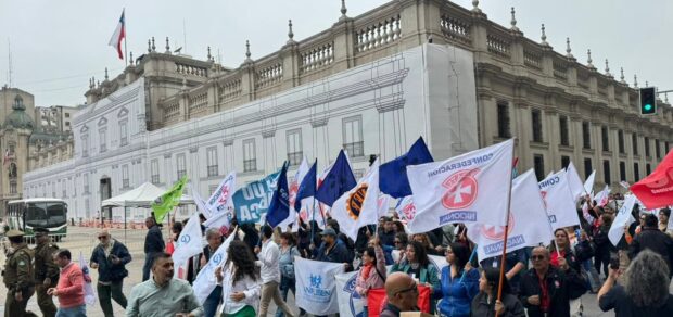 Organizaciones del sector público se manifiestan frente a La Moneda.