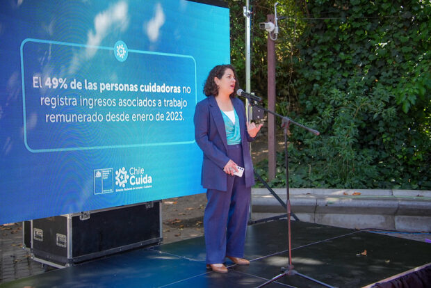Ministra de Desarrollo Social y familia, Javiera Toro, entregas unas palabras en el lanzamiento de la nueva campaña de Chile Cuida.