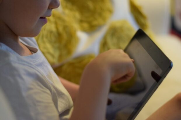 Imagen referencial de niño con pantalla.