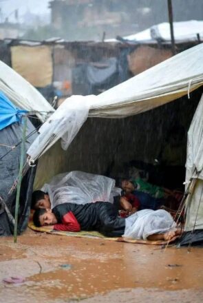 Niños palestinos durmiendo bajo una carpa improvisada en medio de las lluvias en Gaza. Vía X@jacksonhinklle