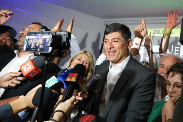 Santiago, 16 de noviembre 2025. El candidato presidencial, Franco Parisi, realiza un discurso durante el conteo de votos. Sebastian Nanco/Aton Chile
