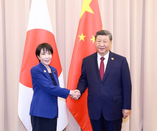 Sanae Takaichi, Primera Ministra de Japón junto al presidente de China, Xi Jinping. Vía X@SpoxCHN_MaoNing