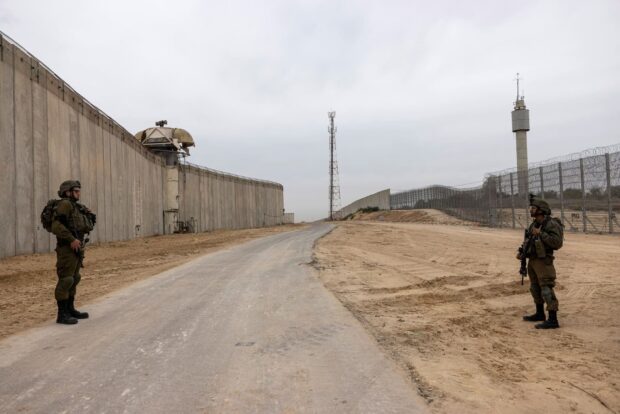 Soldados israelíes en el borde de la frontera entre Israel y la Franja de Gaza, cercano al lugar donde se plantea la construcción de la base militar. Vía X@ClashReport