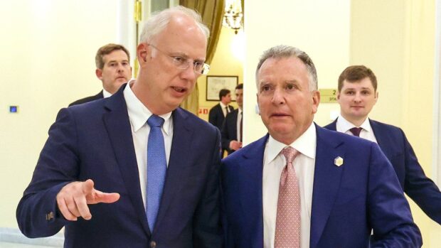 Steve Witkoff, enviado especial de la Casa Blanca junto a Kiril Dimítriev, enviado especial del Kremlin. Vía Agencia de Noticias estatal rusa, TASS