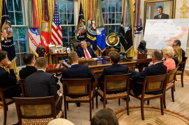 Trump sosteniendo una reunión con los principales líderes europeos en el despacho oval. Vía X@WhiteHouse