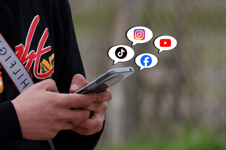 Caso Cerimedo: “el rey de los trolls”, una pieza de la nueva arquitectura del poder digital en América Latina Manos sujetan un teléfonos y alrededor del aparato se ven los logos de redes sociales como TikTok, Facebook, Instagram y Youtube.