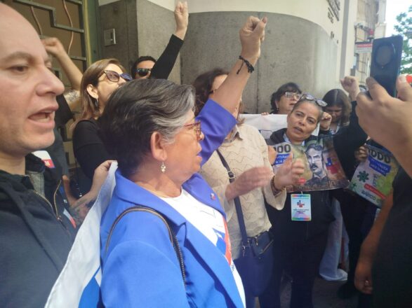 La presidenta del directorio nacional de la Confusam, Gabriela Flores, realiza vocería frente a la sede del Minsal. 