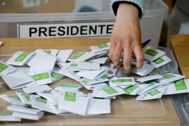 Subsecretario Erwin Díaz defiende al Servel y explica la información necesaria para votar en las elecciones presidenciales