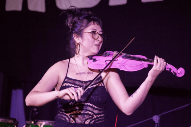 AilinaShakti, violinista y cantautora chilena.