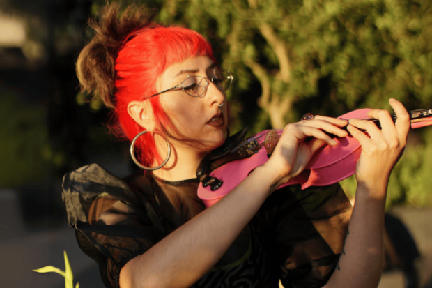 AilinaShakti, violinista y cantautora chilena.