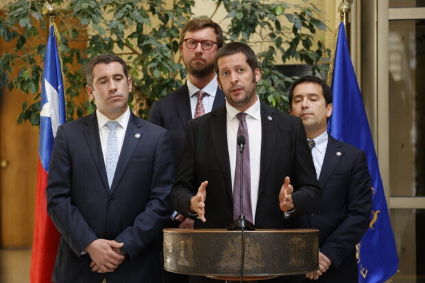 Diputados del Partido Republicano realizan punto de prensa detrás de un pedastal.