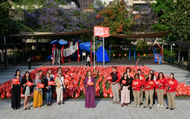Municipalidad de Las Condes interviene la Plaza Perú con la instalación de más de cuatro mil banderas rojas de campaña "La violencia empieza con red flags. Verlas a tiempo puede salvarte la vida”.