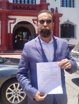 Abogado de derechos humanos frente a la Corte de Apelaciones de La Serena sosteniendo un documento judicial por la reapertura del caso de tres militantes del MIR fallecidos en