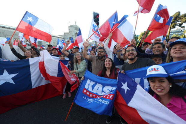 Entre banderas de Chile y con el nombre de Kast, su adherentes celebran el triunfo electoral del republicano.