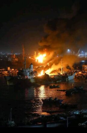 Ataques de Arabía Saudí sobre barcos cargados con armamento de Emiratos Árabes Unidos, en el puerto de Mukalla en el este de Yemen. Vía X@LifeSaudiArabia