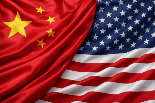 Banderas de China y Estados Unidos.