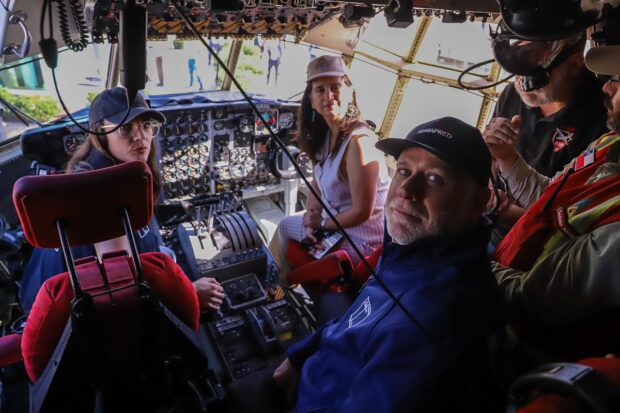 Ministros de Estado en la cabina del Hércules C-130.